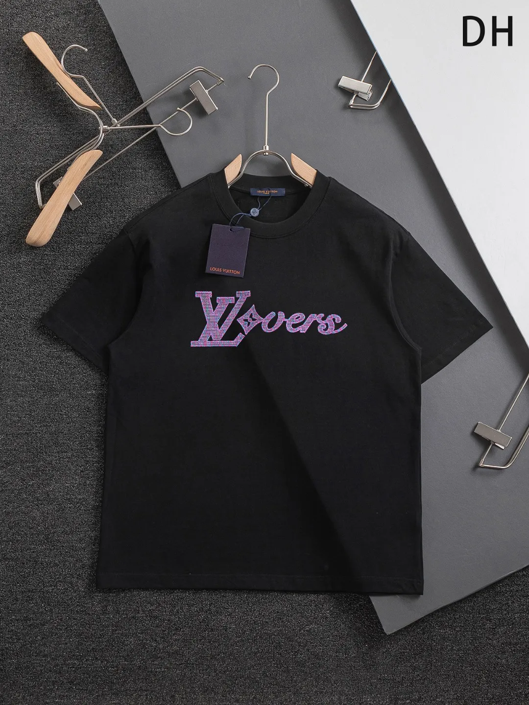 🅿️190 Louis Vuitton 1V micro-wide version S-Xl LV 25ss new product counters are on the shelves at the same time. Colorful purple letter design embroidery. Letter embroidery round neck short-sleeved T-shirt, same style for men and women! Synchronized with the official website, pure cotton fabrics at the counter! It is close to the skin and comfortable, durable and easy to wear. It has a classic and simple logo design and meticulous original craftsmanship. Short-sleeves, a must-have item for men, do not appear to be the same for the general public, but must be unique and eye-catching. This LV short-sleeve is all about quality, comfort, the same shape and fashion as always, including fabrics and cutting techniques. All of them have been made with great effort! 320 grams of washed pure cotton fabric, pure cotton is breathable, very refreshing and comfortable for daily wear. The rib knitting on the neckline is smooth and tight, and the neckline will not be skewed if you toss it at will. The loose version, you will find that it looks really good on the upper body. The overall is minimalist and neat, super versatile for daily use! Pair it casually with a pair of pants for a youthful look. A T-shirt will make your outfit crazy. It is a fashionable item that can never go wrong! Black, white, size: S-XL Size chart: S: Shoulder width 50-Bust 54-Length 70 M: Shoulder width 52-Bust 56.5-Length 72 L: Shoulder width 54-Bust 59-Length 74 XL: Shoulder width 56-Bust 61.5-Length 76
